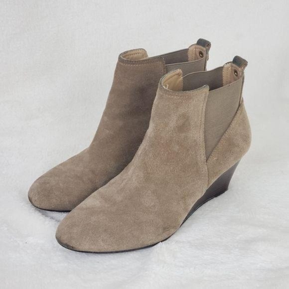 BCBG Generation Taupe Suede Leather Almond Toe Ankle Wedge Boots Size 8.5 - Picture 3 of 8